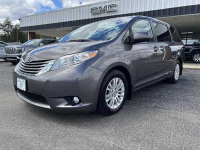 2017 Toyota Sienna XLE Auto Access Seat