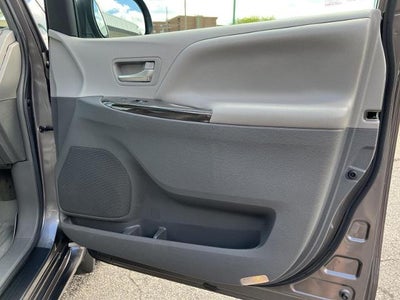 2017 Toyota Sienna XLE Auto Access Seat