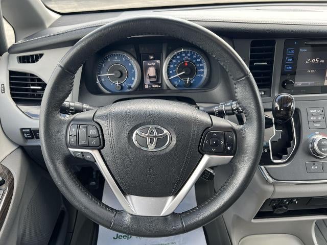 2017 Toyota Sienna XLE Auto Access Seat