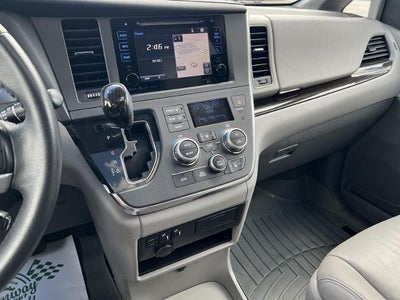 2017 Toyota Sienna XLE Auto Access Seat