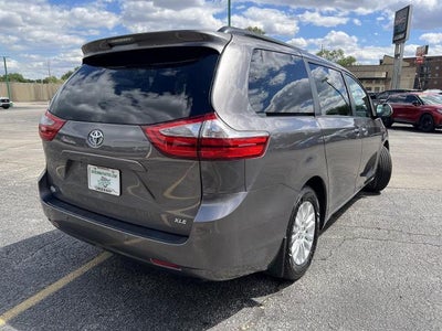 2017 Toyota Sienna XLE Auto Access Seat