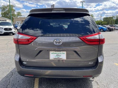 2017 Toyota Sienna XLE Auto Access Seat