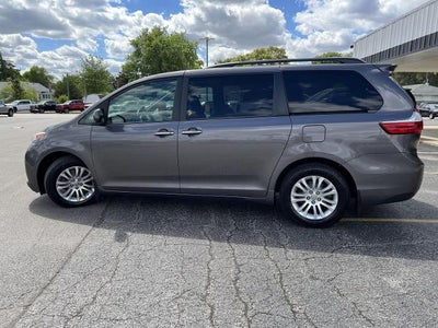 2017 Toyota Sienna XLE Auto Access Seat