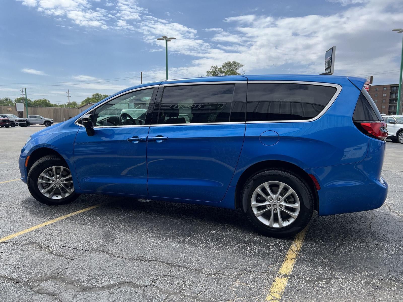 2026 Chrysler Pacifica Select