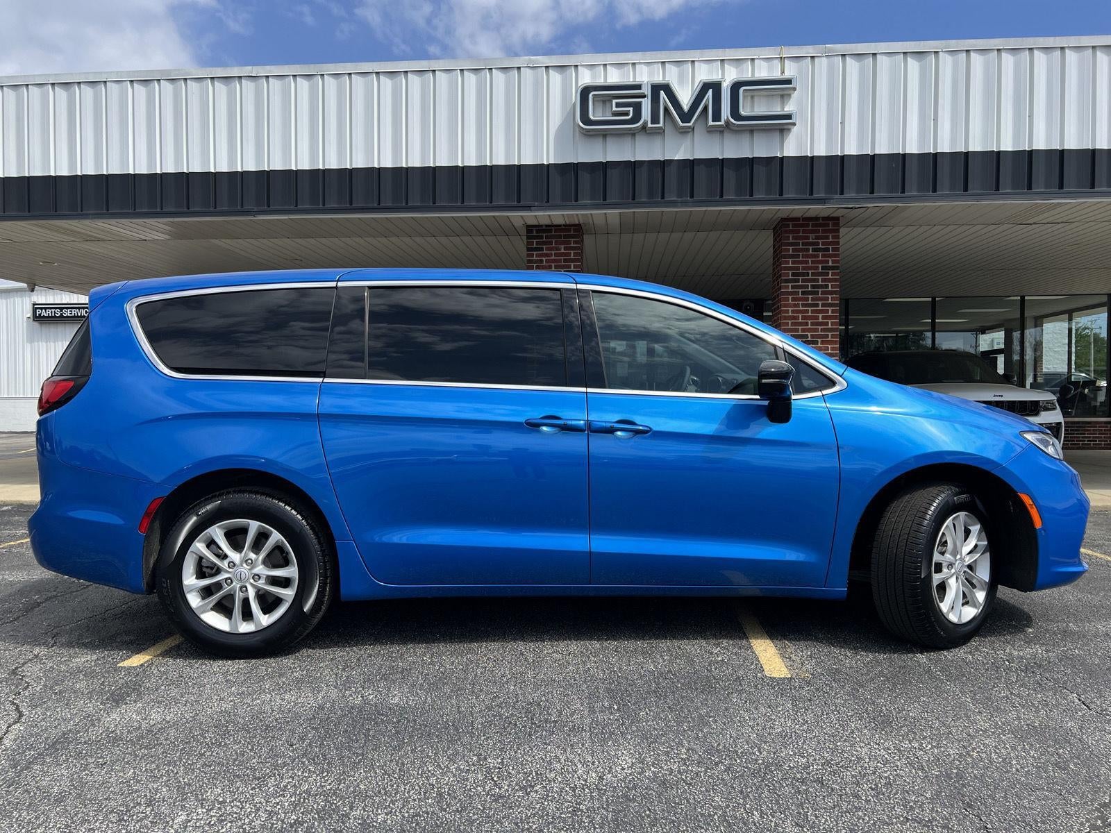 2026 Chrysler Pacifica Select